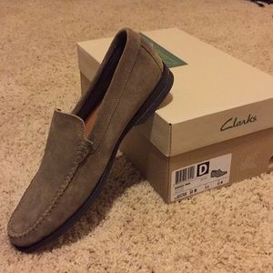 Clarks suede taupe loafer